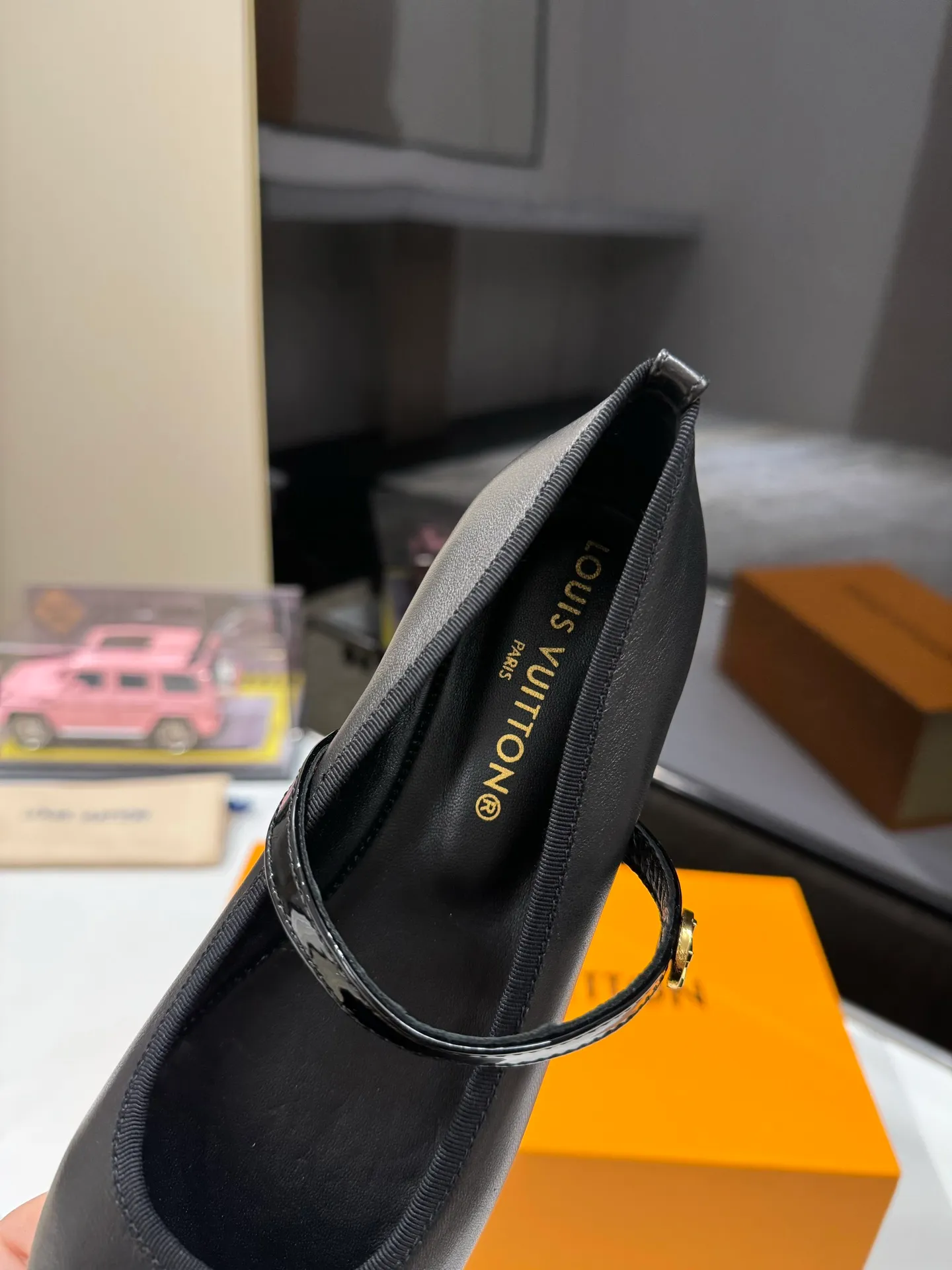 👟👟Ex-factory price 600👟👟 👟👟LV | Louis Vuitton 25𝐬𝐬 🧡💚2025 early spring new top version‼ ️The original version is the same. The counter specializes in the latest ROMY flat ballet shoes. Hard goods are new🆕 ❥Purchase level! Full of high-end feel! A popular model among bloggers at home and abroad, it’s retro and fashionable and looks amazing on your feet! Mainly recommended models on the official website★ ✅Upper: Highly customized denim/lambskin/presbyopia leather ✅Inner lining: imported sheepskin lining ✅Outsole: original Italian leather outsole ✅Shoe size: 35-39 (customized for 40, 41, 42) ✅Packaging: full set of exquisite packaging